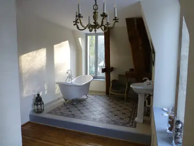 Badezimmer mit freistehender Badewanne