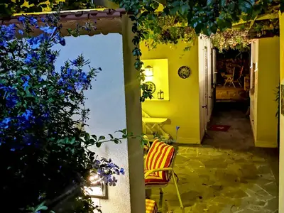 Direkte Umgebung des Objekts. Zugang zur Terrasse, dem gemauerten Barbeque (rechts),  Eingang über die Küche gegenüber.