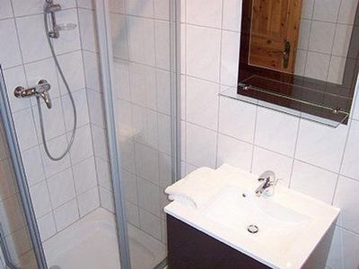 Bad mit Dusche (80x80) und WC (sieht auf dem Foto kleiner aus, als es ist...)