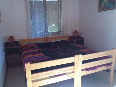 Schlafzimmer 1, Erdgeschoss mit Babybett