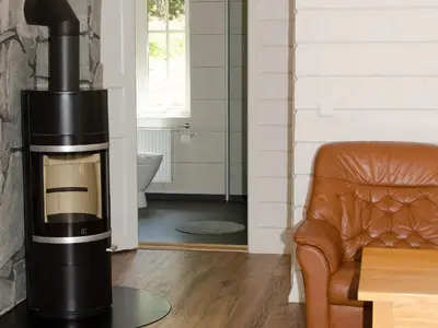 Wohnzimmer mit Blick ins Bad