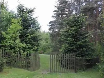 Einfahrt zum Ferienhaus und ins Garten