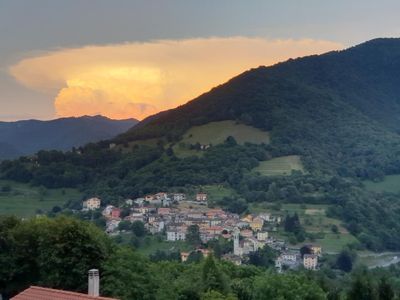 Spektakuläre Aussicht vom grossen Balkon, Wohnzimmer und Esszimmer