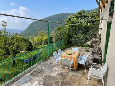 In den Sommermonaten steht im hinteren Teil der Terrasse ein Pool.