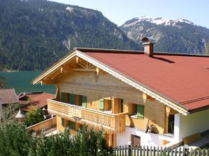 Romantikferienhaus im Frühling mit Blick auf den See