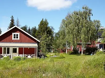 Garten. Blick vom Ferienhaus in Richtung Scheune