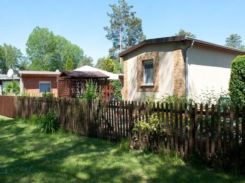 Außenansicht des Gebäudes. Rückseite des Hauses - Gartenansicht