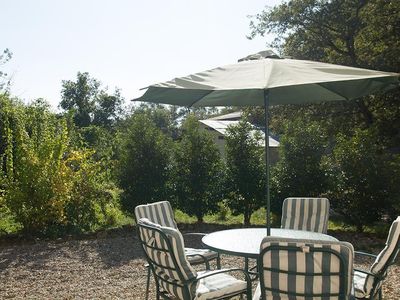 Die Terrasse mit mittlerweile zugewachsener Hecke