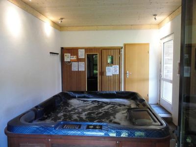 Wellness. Whirlpool und im Hintergrund die Sauna im Badehaus. Kann von Gästen aus Haus 1 und 2 genutzt werden