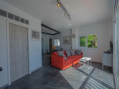 Wohnbereich. Das Wohnzimmer hat viel Licht und ein separates Badezimmer.