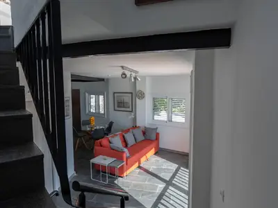 Wohnbereich. Treppen im Wohnzimmer führen direkt auf die Dachterrasse.