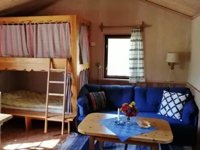 Hauptraum mit Etagenbett und Bettsofa