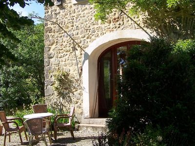 Außenansicht des Gebäudes. Vorderseite von Haus Marsanne mit Terrasse