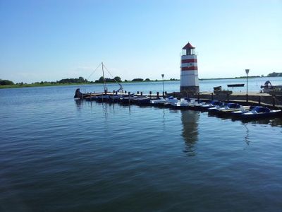 fussläufiger Hafen mit Bootsverleih