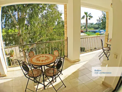 Balkon. mit Blick auf den Pool und aufs Meer