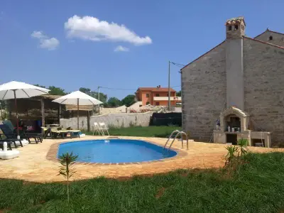 Pool und Haus mit Grillmöglichkeit
