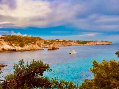 Direkte Umgebung des Objekts. Ausblick "Es Pontas", der Felsenbochen an der Cala Llombards