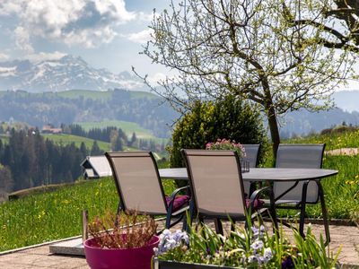 Sitzplatz mit Sicht auf den Alpstein