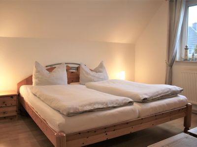 Schlafzimmer eins mit Doppelbett