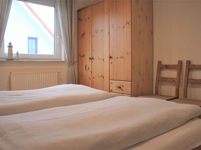 Schlafzimmer eins mit Stauraum