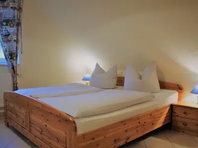 Schlafzimmer mit Doppelbett