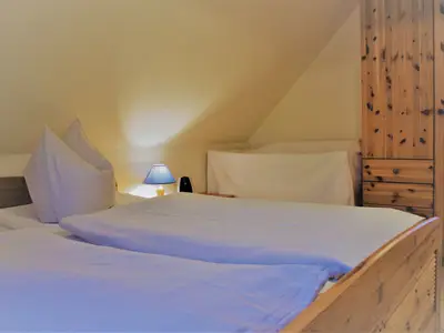 Schlafzimmer mit Stauraum und Kinderbett