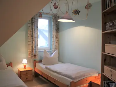 Kinderzimmer mit zwei Einzelbetten