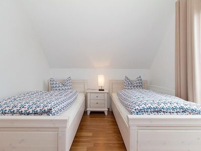 Schlafzimmer mit zwei Einzelbetten