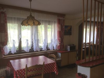 Blick vom Wohnzimmer / Esszimmer in die Wohnküche