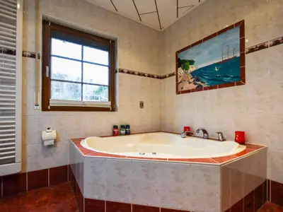 Wellness. Bad im EG mit Whirlpool Bild 2