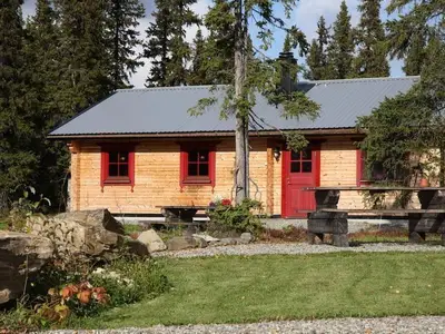 Außenansicht des Gebäudes. Blockhaus im schwedischen Herbst