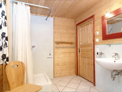 Bad/Dusche. Geräumiges Bad mit Dusche