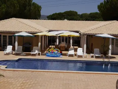 Terrasse. Riesige Sonnenterrasse um den Pool
