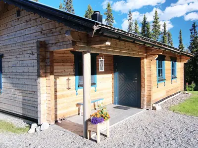 Außenansicht des Gebäudes. Blockhaus im Sommer