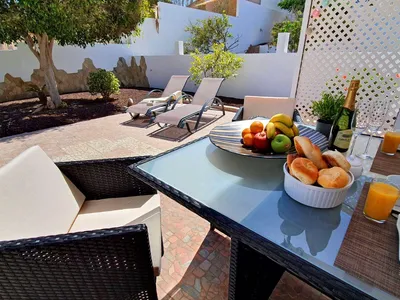 Garten. Garten mit Sonnenliegen