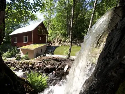 Haus mit Wasserfall