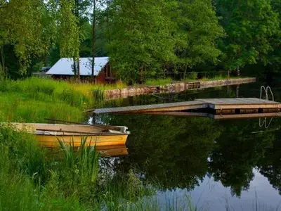 See mit Haus im Hintergrund