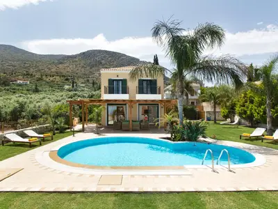 Pool. Villa Adoni von der Meerseite Blick auf Mount Charaka