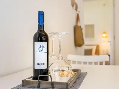 Wohnbeispiel. Ein guter Wein geht immer...