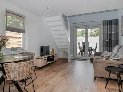 Wohnbereich. Wohnzimmer mit Blick auf die Terrasse
