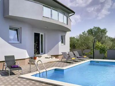 PoolOfHouse