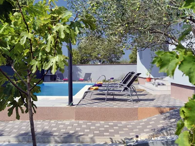 PoolOfHouse