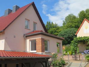 Haus Südansicht mit Terrasse