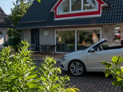Hausansicht mit Auto