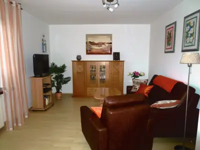 Wohnzimmer mit Sitzecke und Sat- TV
