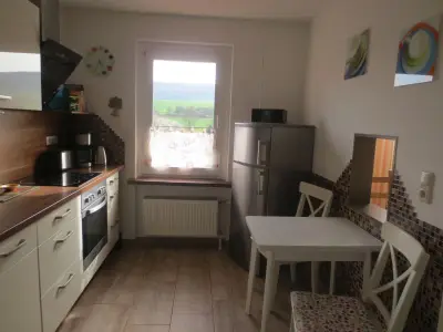 Küche mit Durchreiche zum Wohnzimmer