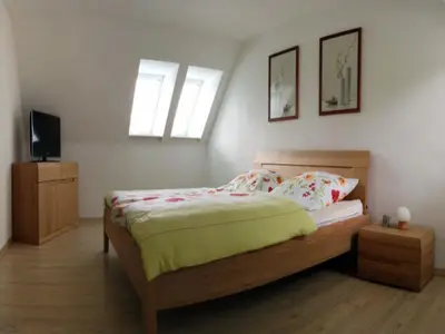 Schlafzimmer mit Doppelbett.jpg