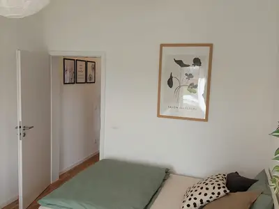 Schlafzimmer mit zwei Einzelbetten