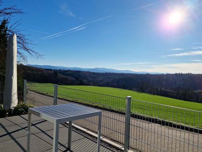 Blick von Tinyhausterrasse auf Schwarzwald