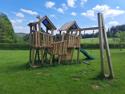 wunderschöner großer Spielturm und Sandkasten im Landhaus Seewald